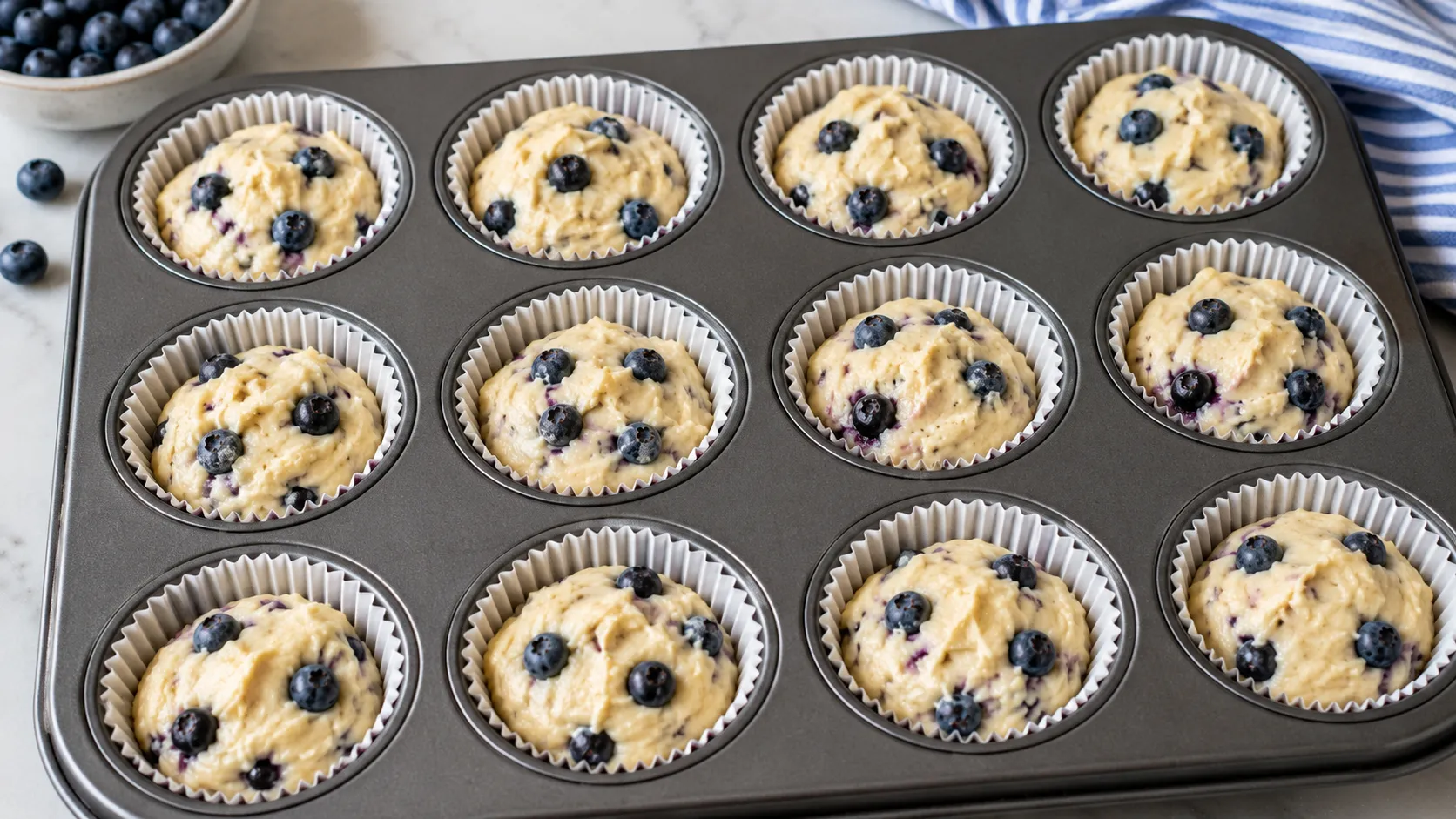 Aufgeschnittener Blaubeer Muffin mit saftiger Krume und vielen Blaubeeren