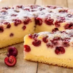Hausgemachter Kirsch Pudding Kuchen mit cremiger Vanillepuddingfüllung, saftigen Sauerkirschen und lockerem Rührteig.