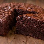 Saftiger Schokokuchen mit feuchter Krume und sichtbaren Schokoladenstückchen