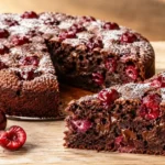 Saftiger Schoko Kirsch Kuchen mit dunkler Schokoladenkrume, saftigen Sauerkirschen und geschmolzener Schokolade.