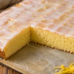 Saftiger Zitronenkuchen vom Blech mit frischer Zitronenglasur