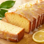 Veganer Zitronenkuchen mit glänzender Zitronenglasur und saftiger lockerer Krume.