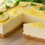 Zitronen Joghurt Torte mit cremiger Joghurt-Zitronen-Füllung und knusprigem Butterkeksboden.